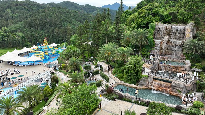 5月3日，航拍西溪森林溫泉度假村一隅，遊客正在泡溫泉。