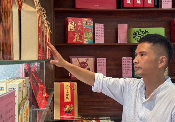 6月16日，藍氏鐘樓肉粽第五代傳人藍瑞毅在店內。端午臨近，福建泉州古早味美食肉粽熱賣。