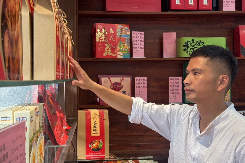 6月16日，藍氏鐘樓肉粽第五代傳人藍瑞毅在店內。端午臨近，福建泉州古早味美食肉粽熱賣。