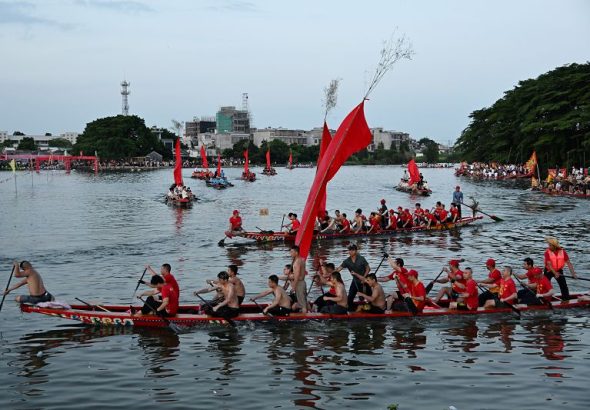 6月21日，端午節假期期間，廣東省揭陽市西淇村舉辦賽龍舟活動，吸引不少村民參賽，感受划龍舟的「速度與激情」。 中新社