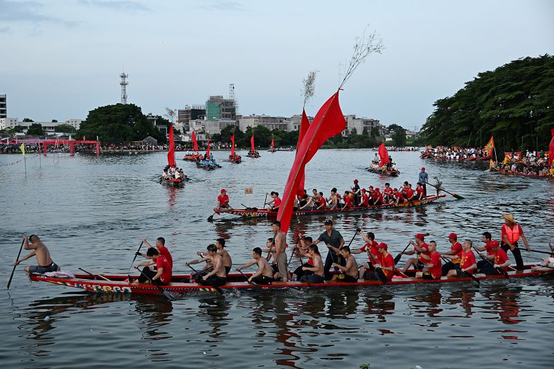 6月21日，端午節假期期間，廣東省揭陽市西淇村舉辦賽龍舟活動，吸引不少村民參賽，感受划龍舟的「速度與激情」。 中新社