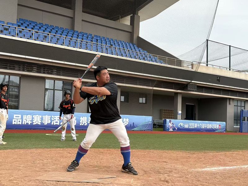 6月6日，台灣棒壘球教練楊曜澤正在平潭棒球公園對隊員進行技術指導。