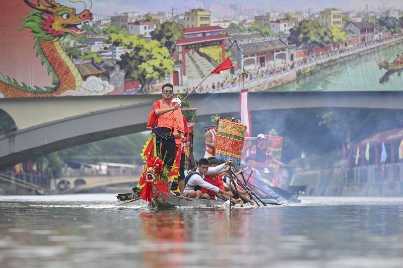 6月8日，為迎接廣東省省級非物質文化遺產代表性項目端午節（車陂龍舟景）的到來，廣州車陂武功蘇龍船會為船會龍舟舉行龍舟採青儀式。圖為「新東坡號」龍舟在河湧內游弋。 中新社