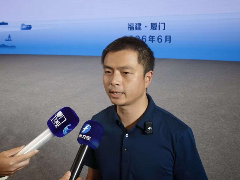 建省海事部門人員向媒體宣佈5項促進兩岸航運高品質發展的工作措施。
