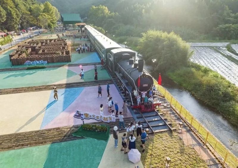 拔里村造型復古的觀光小火車吸引遊客前來打卡。