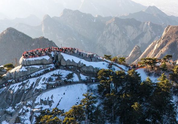 遊客在華山西峰遊覽