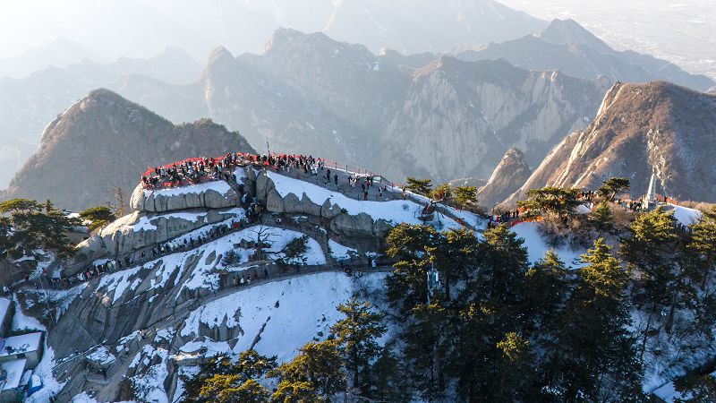 遊客在華山西峰遊覽