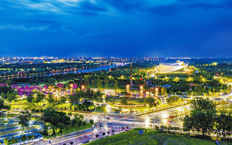 51h夜幕降臨，北京城市副中心大運河畔，福園與城市綠心公園燈火璀璨，在燈光映襯下盡顯生態宜居之美。潘之望攝