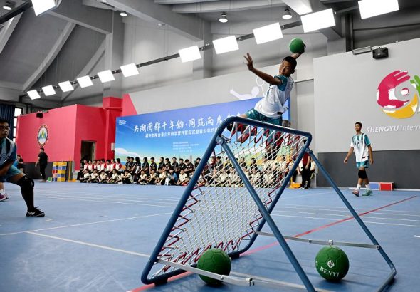 7月14日，2026年福州市榕台青少年研學營開營儀式暨青少年巧固球友誼賽在福州舉行。圖為兩岸青少年在比賽中。 中新社 (2)