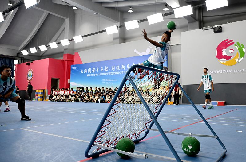 7月14日，2026年福州市榕台青少年研學營開營儀式暨青少年巧固球友誼賽在福州舉行。圖為兩岸青少年在比賽中。 中新社 (2)