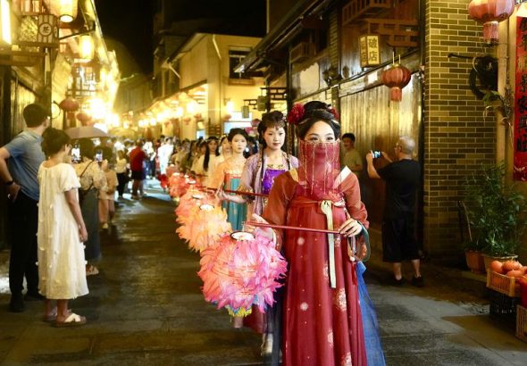 7月18日，福建省寧德市屏南縣千年古鎮——雙溪鎮上，漢服花燈巡遊穿行古街。