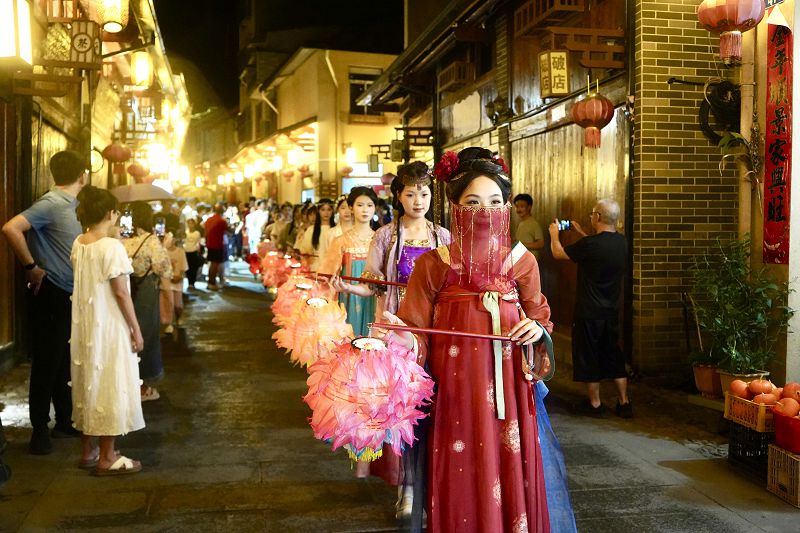 7月18日，福建省寧德市屏南縣千年古鎮——雙溪鎮上，漢服花燈巡遊穿行古街。