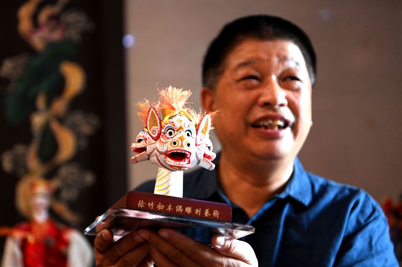 7月1日，在福建漳州古城的徐竹初木偶藝術館內，徐強向中新社記者介紹他的木偶頭雕刻故事。中新社