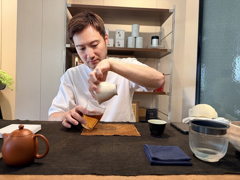 7月24日，陳鈺澍在「小茶原」茶館泡茶。 中新社