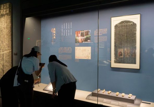 7月25日，「東方第一大港——泉州古代文明陳列」在福建泉州開館。圖為市民參觀展覽。