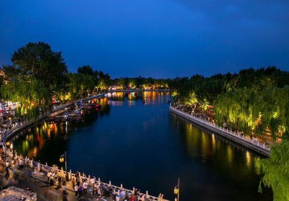 7月2日，夜幕下的北京什剎海景區。