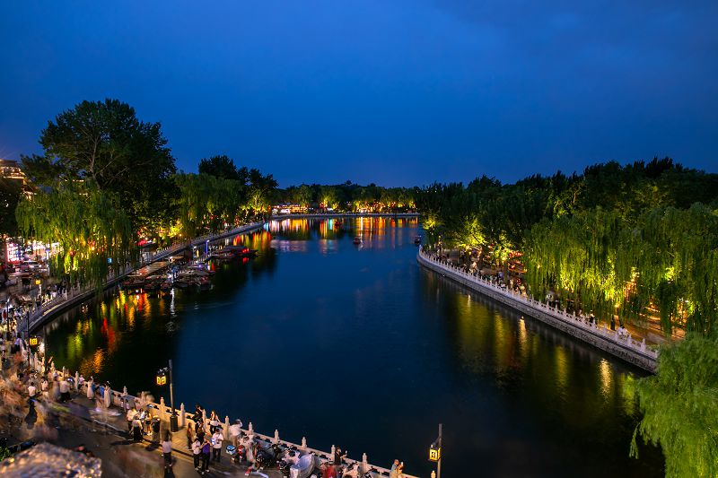 7月2日，夜幕下的北京什剎海景區。