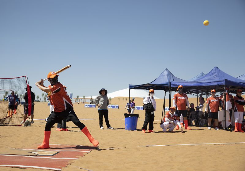 7月3日，「2026海峽兩岸（寧夏）青年沙漠慢投壘球邀請賽」在寧夏中衛市沙坡頭區開賽。中新社