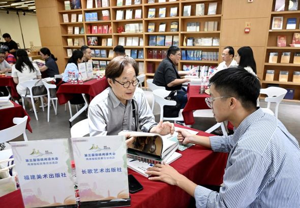 7月3日，第三屆海峽閱讀大會·兩岸版權貿易洽談活動在福建福州兩岸青年書店舉行。台灣長歌藝術傳播公司社長吳靜忱（中）專程對接福建美術出版社。中新社