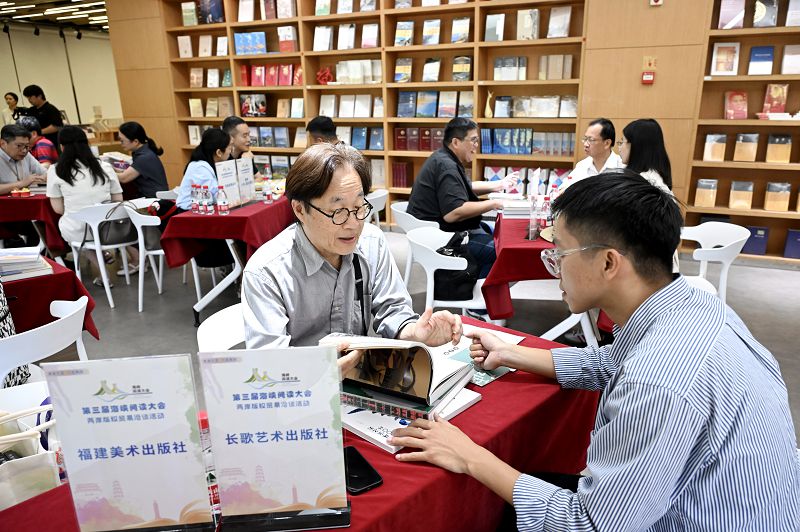 7月3日，第三屆海峽閱讀大會·兩岸版權貿易洽談活動在福建福州兩岸青年書店舉行。台灣長歌藝術傳播公司社長吳靜忱（中）專程對接福建美術出版社。中新社