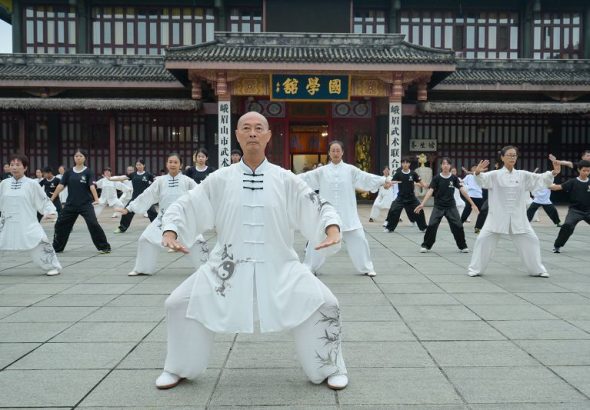7月3日，第五屆海峽兩岸峨眉武術文化交流活動在四川樂山啟動。圖為兩岸武者合練八段錦。 中新社