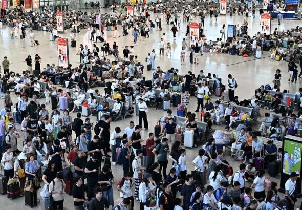 7月7日，旅客在福州站候車廳候車。連日來，隨著暑期探親、研學、親子出行客流疊加，福州火車站客流持續高位運行。 中新社