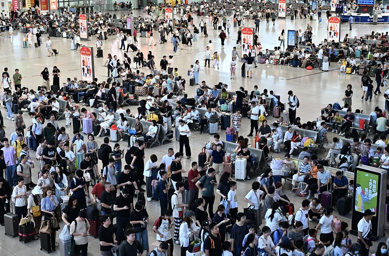 7月7日，旅客在福州站候車廳候車。連日來，隨著暑期探親、研學、親子出行客流疊加，福州火車站客流持續高位運行。 中新社