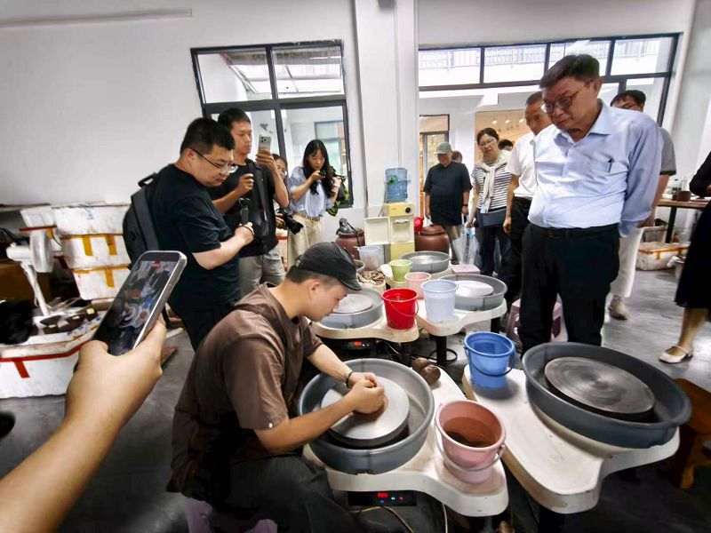參觀現場工作人員製陶拉坯。
