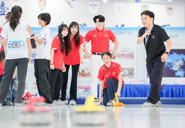 圖為兩岸青少年體驗陸地冰壺。 中新社