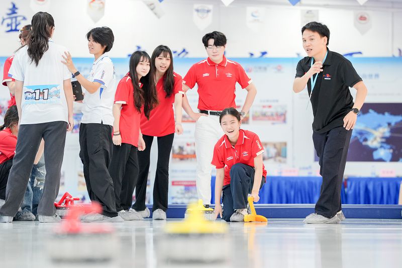 圖為兩岸青少年體驗陸地冰壺。 中新社