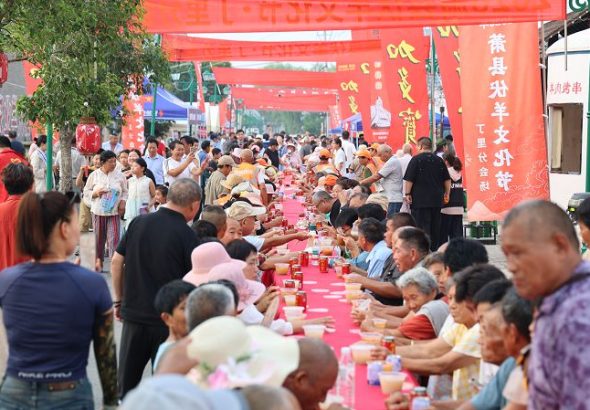 圖為市民正在品嚐羊湯。