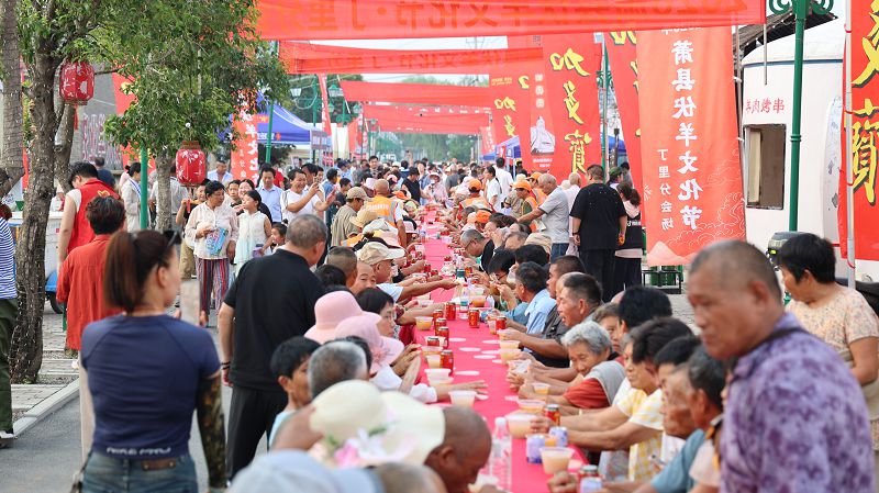 圖為市民正在品嚐羊湯。