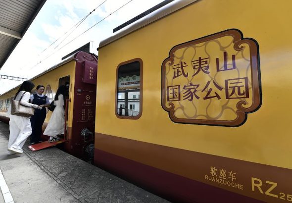 圖為試乘旅客在武夷山站乘坐主題觀光列車。 中新社