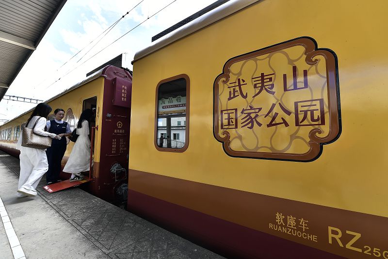 圖為試乘旅客在武夷山站乘坐主題觀光列車。 中新社