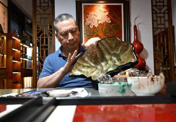 在中國傳統工藝美術大師鄭雲濤的福州工作室內，他正在打磨一件形如果盤的文創產品。中新社