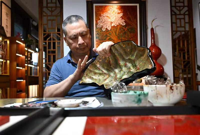 在中國傳統工藝美術大師鄭雲濤的福州工作室內，他正在打磨一件形如果盤的文創產品。中新社