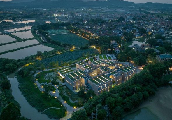 春陽台位於廣州市花都區炭步鎮塱頭村的村口處。
