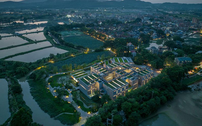 春陽台位於廣州市花都區炭步鎮塱頭村的村口處。