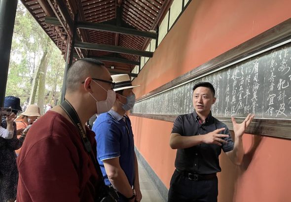李志為遊客講解