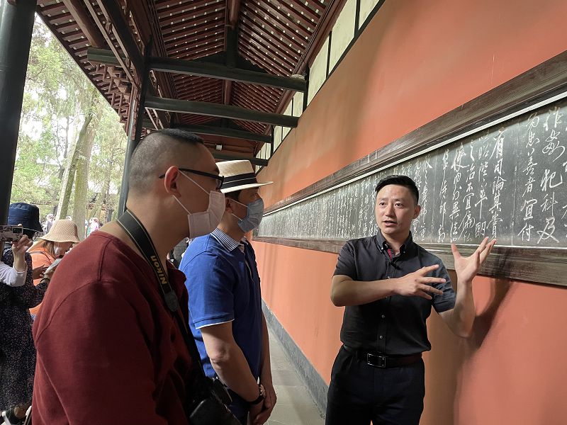 李志為遊客講解