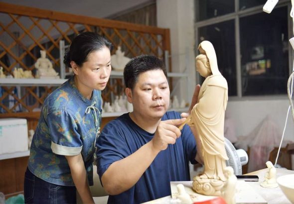 洪健鵬與妻謝雯毓都是陶瓷工藝名家。