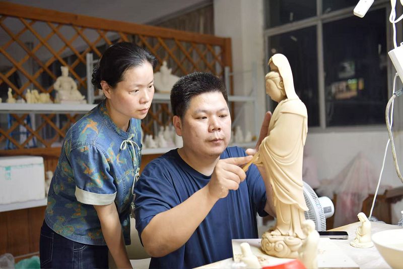 洪健鵬與妻謝雯毓都是陶瓷工藝名家。
