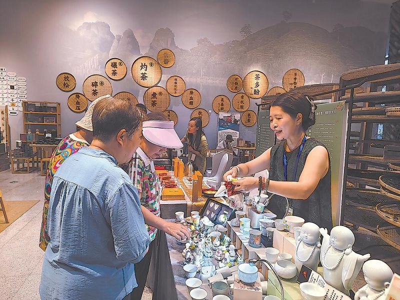 觀眾參觀浦城大口窯青白瓷擺件。