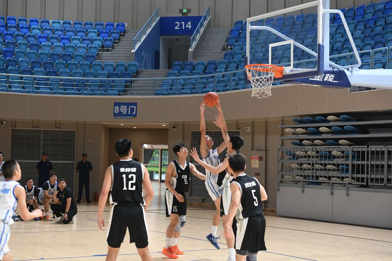 8月14日，兩岸青少年在安徽省滁州市奧體中心同場競技。中新社