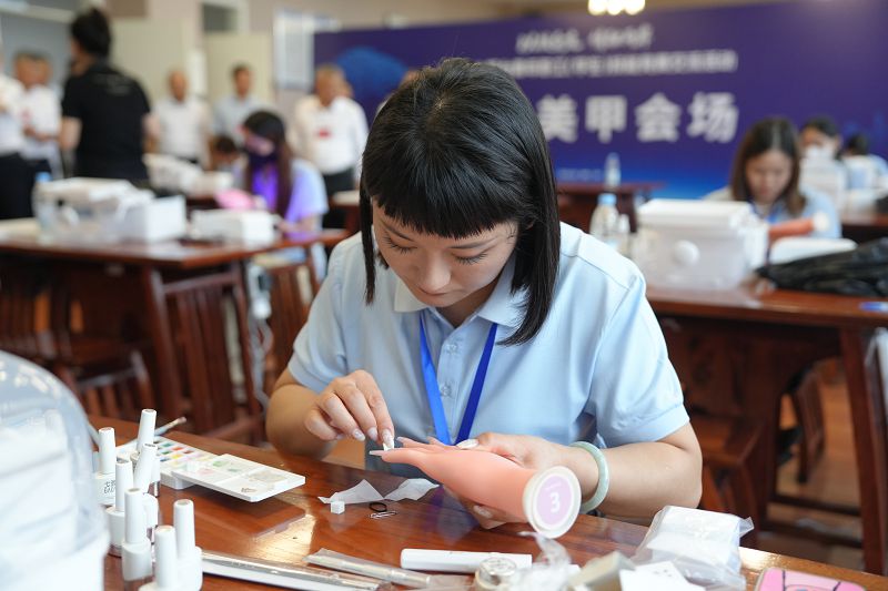 8月14日，兩岸青年選手比拼美甲技藝。中新社