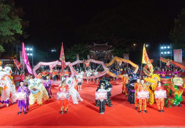 8月17日晚，2026年海峽兩岸（福建）大學生舞龍舞獅爭霸賽在福建泉州開幕。