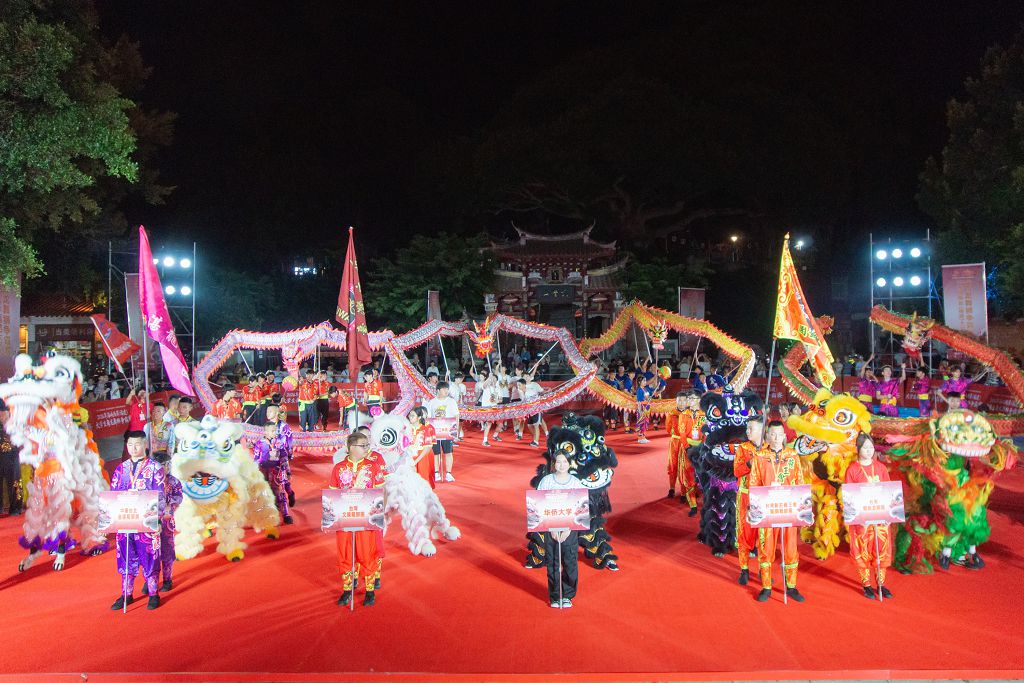 8月17日晚，2026年海峽兩岸（福建）大學生舞龍舞獅爭霸賽在福建泉州開幕。