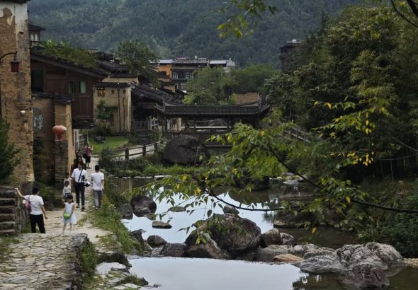 8月22日，福建寧德市屏南縣熙嶺鄉龍潭村吸引遊客前來遊玩。