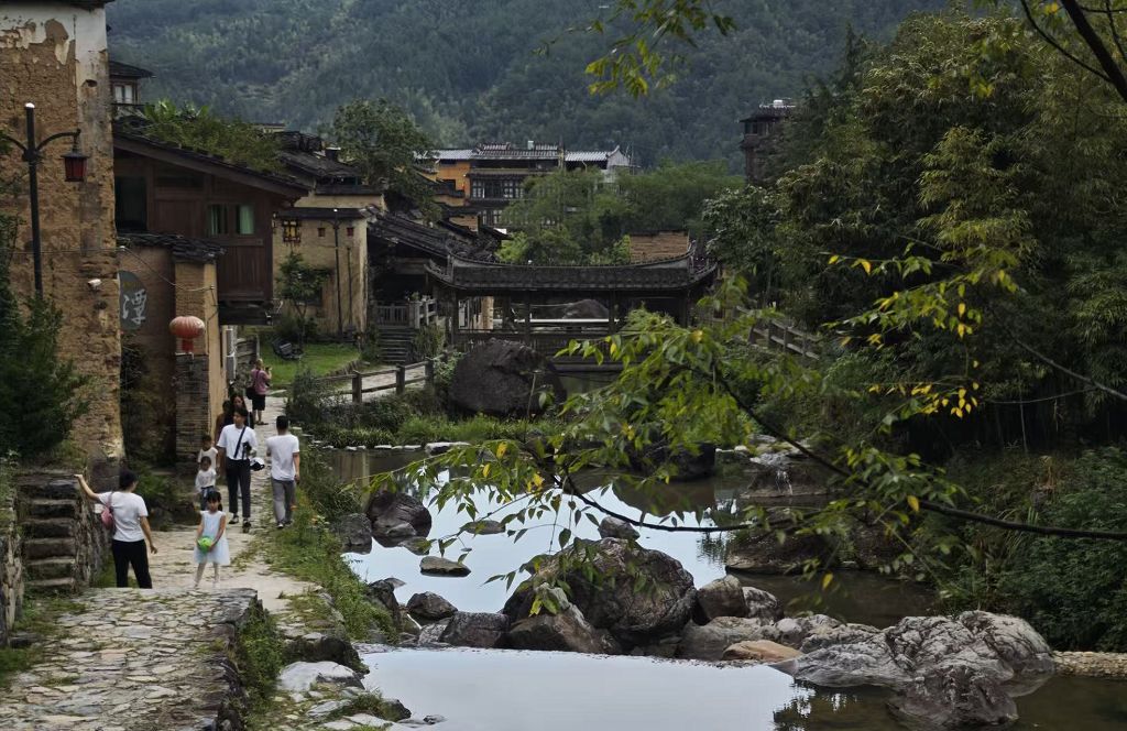 8月22日，福建寧德市屏南縣熙嶺鄉龍潭村吸引遊客前來遊玩。