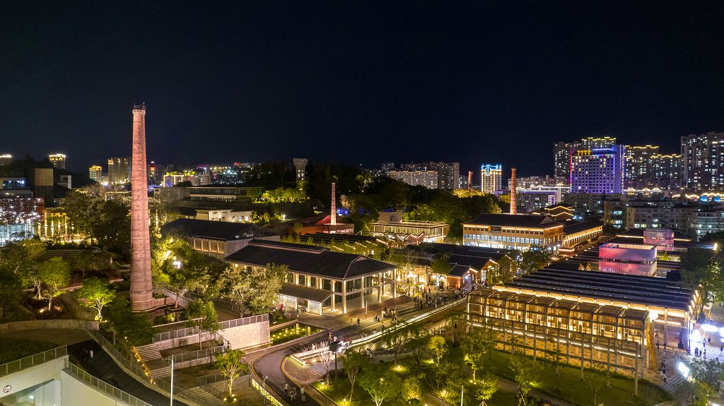 8月7日至9日，一場夏日市集活動在福建省泉州市德化縣紅旗坊文旅產業園啟幕，活化重生的老瓷廠，以多元業態串聯美食、文創與文藝演出，為市民遊客打造暑期休閒新去處。 (4)